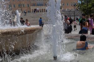 Άνθρωπος στο σιντριβάνι στην πλατεία Συντάγματος