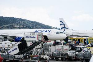 Αεροπλάνο της Aegean σε αεροδρόμιο