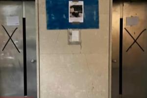 Οι πόρτες του ασανσέρ του ΑΠΘ που έπεσε με χαρτί κολλημένο πάνω τους που γράφει ότι δεν λειτουργεί