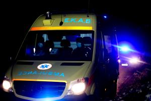 Ασθενοφόρο και πίσω περιπολικό της ΕΛΑΣ