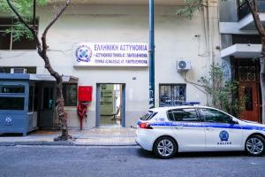 Περιπολικό έξω από το ΑΤ Αγίου Παντελεήμονα