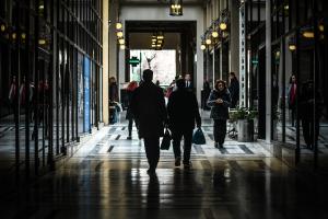 Κόσμος περπατά σε στοά στην Αθήνα