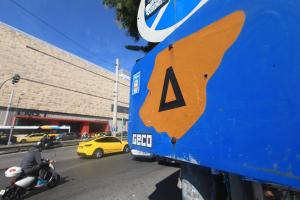 Στιγμιότυπο από δρόμο της Αθήνας με πινακίδα του Δακτυλίου