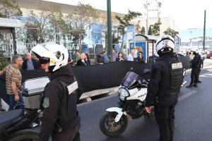 Αστυνομικοί έξω από την ΑΑΔΕ