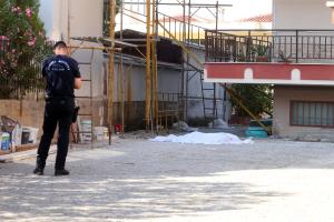 Αστυνομικός σε χώρο που σημειώθηκε εργατικό δυστύχημα