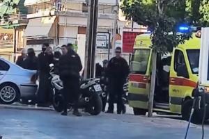 Αστυνομικοί και ασθενοφόρο στο σημείο της άγριας συμπλοκής στη Γλυφάδα