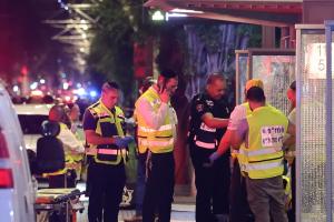 Αστυνομικοί και διασώστες στο σημείο της επίθεσης ενόπλων στο Ισραήλ