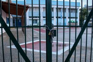Καγκελόπορτα αυλής σχολείου με λουκέτο