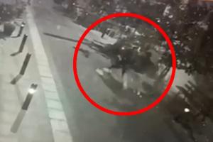 Πλάνο από κάμερα ασφαλείας δείχνει την ώρα που τα δύο αδέρφια επιτίθονται στον θείο τους