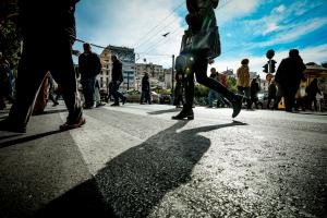 κόσμος περπατά στο κέντρο της Αθήνας