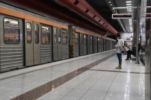 Γυναίκα σε αποβάθρα του μετρό