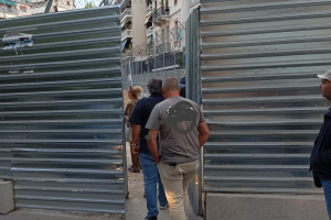 Άνθρωποι μπροστα σε λαμαρίνες