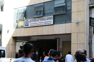 Κόσμος έξω από το ΑΤ Ομονοίας