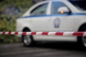 Κορδέλα της αστυνομίας και περιπολικό