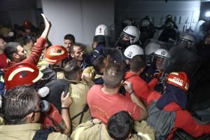 Επίθεση αστυνομικών σε πυροσβέστες