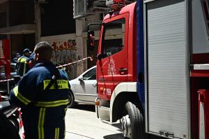 Πυροσβέστης δίπλα σε όχημα της πυροσβεστικής στο κέντρο της Αθήνας