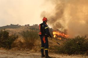 Πυροσβέστης στη φωτιά στο Ξυλόκαστρο