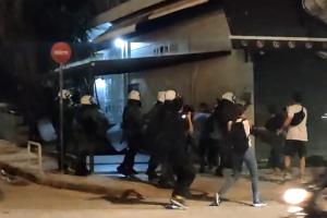 Αστυνομικοί επιτίθονται σε διαδηλώτρια στην πορεία για την Παλαιστίνη