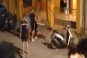 Άνθρωποι έξω από πολυκατοικία