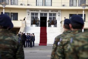 Στρατιώτες στο υπουργείο Εθνικής Άμυνας