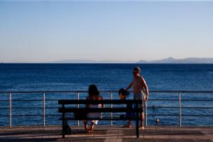 Κόσμος μπροστά από θάλασσα