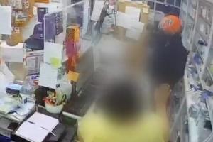 Ο ληστής «ντελιβεράς» κλέβει φαρμακείο