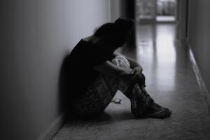 Γυναίκα καθισμένη στο πάτωμα