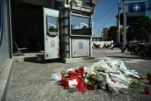 Λουλούδια έξω από το ΑΤ Αγίων Αναργύρων όπου δολοφονήθηκε η Κυριακή Γρίβα