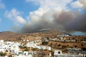 Μεγάλη φωτιά στην Ίο όπου πνέουν ισχυροί άνεμοι