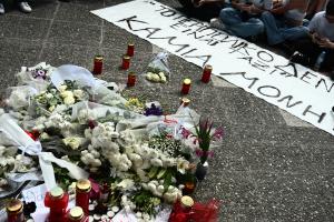 Πανό και λουλούδια για την γυναικοκτονία της Κυριακής Γρίβα έξω από το ΑΤ Αγίων Αναργύρων