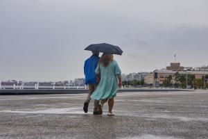 Ζευγάρι στη βροχή με ομπρέλα