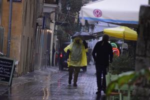 Κόσμος με ομπρέλες λόγω καταιγίδας
