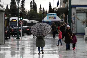Άνθρωποι με μπουφάν σκούφο και ομπρέλα