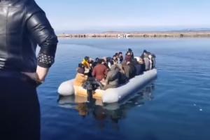 Κάτοικοι εμποδίζουν αποβίβαση βάρκας με πρόσφυγες