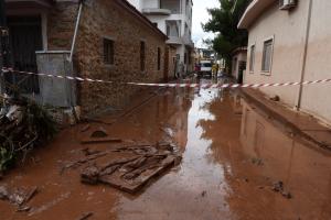 Πλημμυρισμένος δρόμος από τις φονικές πλημμύρες στη Μάνδρα