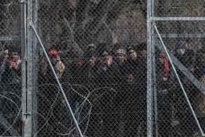 Άνθρωποι πίσω από φράχτη
