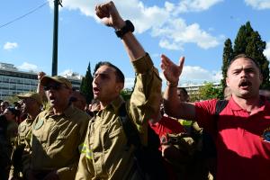 Εποχικοί πυροσβέστες σε συγκέντρωση