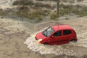 Καταρρακτώδης βροχή πλημμύρησε τους δρόμους του νησιού της Ρόδου