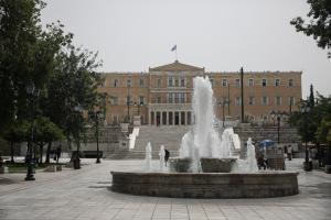 Το συντριβάνι στην πλατεία Συντάγματος
