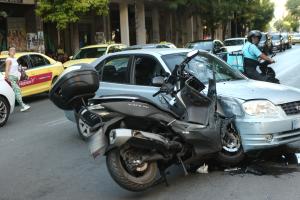 Σύγκρουση μηχανής με αυτοκίνητο