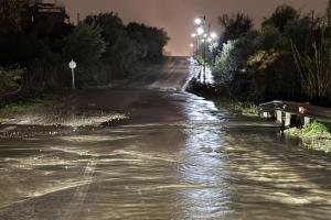 Προβλήματα και πλημμύρες στους δρόμους του Αγρινίου από την κακοκαιρία