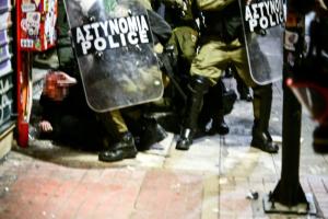 ΜΑΤ κρατούν στο έδαφος χτυπημένο διαδηλωτή μετά την πορεία για τον Αλέξανδρο Γρηγορόπουλο