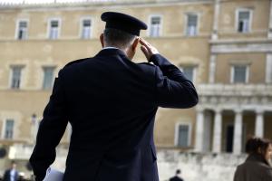 Αστυνομικός έξω από τη Βουλή