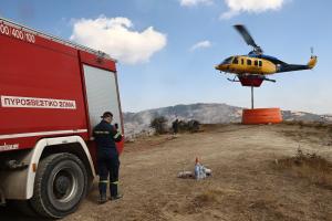 Ελικόπτερο της Πυροσβεστικής επιχειρεί ανεφοδιασμό