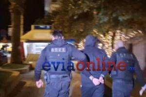 Ο 29χρονος συνοδεία αστυνομικών μετά την απολογία του για το έγκλημα στην Εύβοια