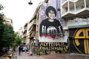 Το γκράφιτι στο μνημείο του Αλέξη Γρηγορόπουλου στα Εξάρχεια
