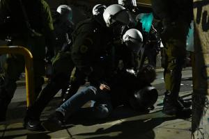 ΜΑΤ κρατάνε στο έδαφος διαδηλωτή μετά την πορεία για τον Αλέξανδρο Γρηγορόπουλο