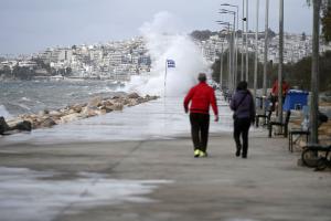 Μεγάλα κύματα από τους ισχυρούς ανέμους "σκάνε" στην παραλία του Φλοίσβου στο Π. Φάληρο