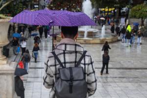 Κοπέλα με ομπρέλα στην πλατεία Συντάγματος
