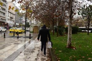 Άνθρωπος με μπουφάν στο κρύο
